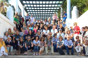 ΟΜΑΔΙΚΗ ΣΤΑ ΣΚΑΛΙΑ ΤΗΣ ΚΑΛΛΙΘΕΑΣ